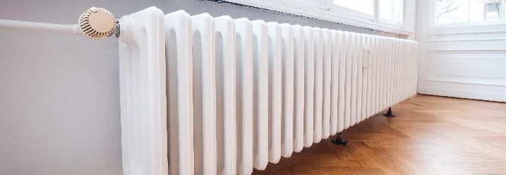 Weißer Heizkörper unter einem Fenster